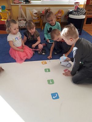 Grafika #21: 22.02.2019 "Robi w przeszkolu" Zabawy z użyciem sprzętu interaktywnego.