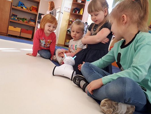 Grafika #24: 22.02.2019 "Robi w przeszkolu" Zabawy z użyciem sprzętu interaktywnego.