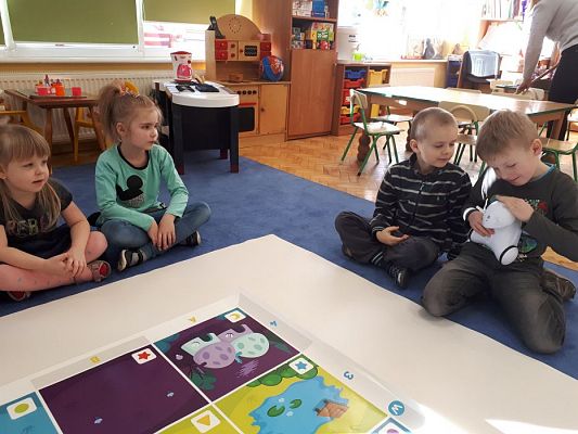 Grafika #27: 22.02.2019 "Robi w przeszkolu" Zabawy z użyciem sprzętu interaktywnego.