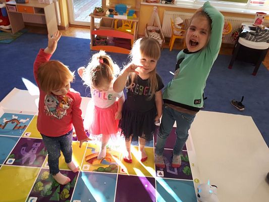 Grafika #31: 22.02.2019 "Robi w przeszkolu" Zabawy z użyciem sprzętu interaktywnego.