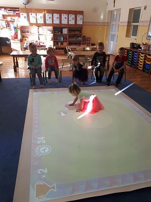 Grafika #32: 22.02.2019 "Robi w przeszkolu" Zabawy z użyciem sprzętu interaktywnego.