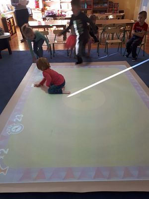 Grafika #34: 22.02.2019 "Robi w przeszkolu" Zabawy z użyciem sprzętu interaktywnego.