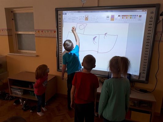 Grafika #35: 22.02.2019 "Robi w przeszkolu" Zabawy z użyciem sprzętu interaktywnego.