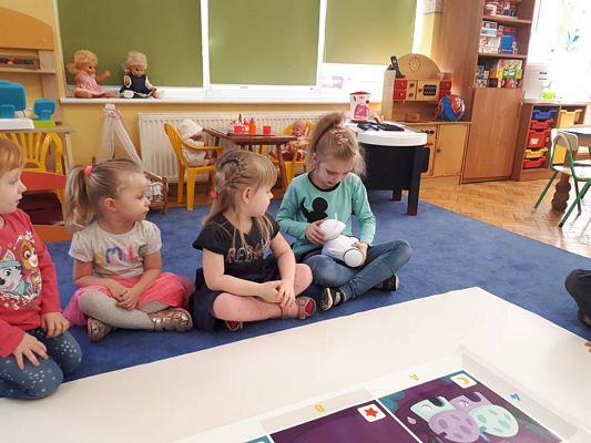 Grafika #36: 22.02.2019 "Robi w przeszkolu" Zabawy z użyciem sprzętu interaktywnego.