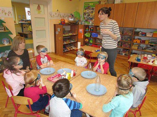 Grafika #0: Doświadczenia chemiczne z kolorami