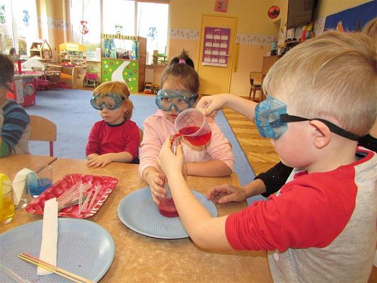 Grafika #3: Doświadczenia chemiczne z kolorami