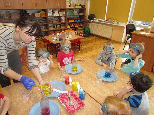 Grafika #6: Doświadczenia chemiczne z kolorami