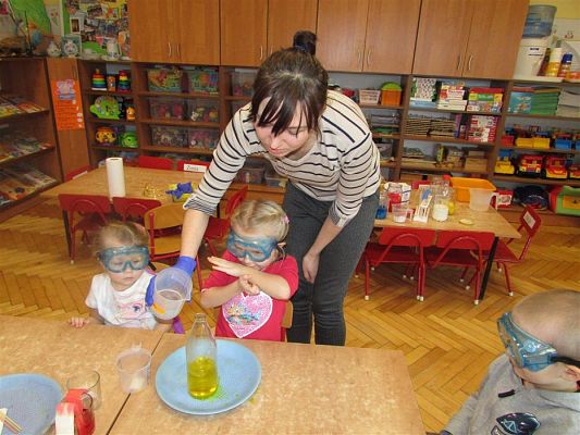 Grafika #7: Doświadczenia chemiczne z kolorami