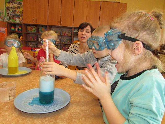 Grafika #13: Doświadczenia chemiczne z kolorami