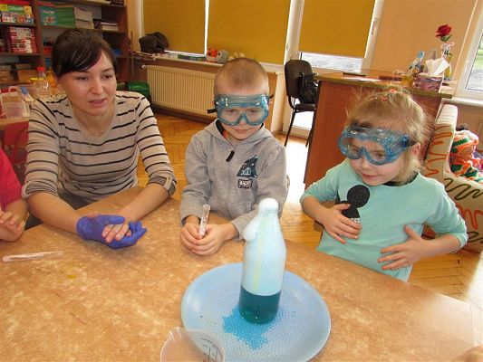 Grafika #14: Doświadczenia chemiczne z kolorami