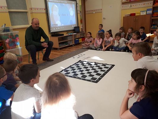 Grafika #0: Gr III Cykl lekcji instruktażowych "Gram w Szachy "z zaproszonym gościem specjalnym : Lekcja nr 1 Szachownica