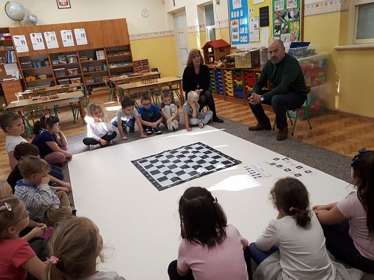 Grafika #1: Gr III Cykl lekcji instruktażowych "Gram w Szachy "z zaproszonym gościem specjalnym : Lekcja nr 1 Szachownica