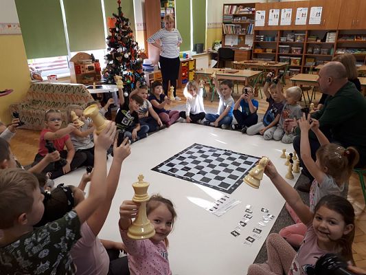 Grafika #6: Gr III Cykl lekcji instruktażowych "Gram w Szachy "z zaproszonym gościem specjalnym : Lekcja nr 1 Szachownica