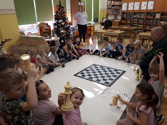 Grafika #7: Gr III Cykl lekcji instruktażowych "Gram w Szachy "z zaproszonym gościem specjalnym : Lekcja nr 1 Szachownica