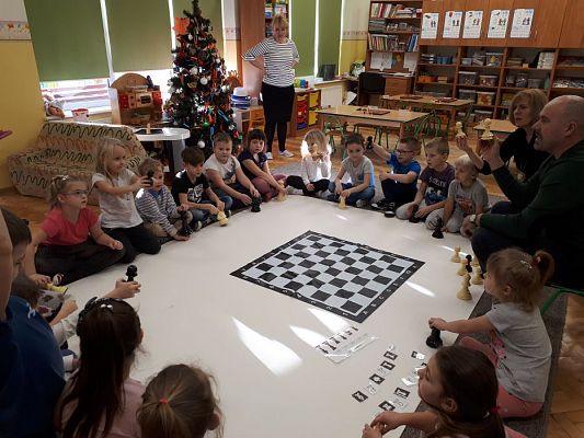 Grafika #8: Gr III Cykl lekcji instruktażowych "Gram w Szachy "z zaproszonym gościem specjalnym : Lekcja nr 1 Szachownica