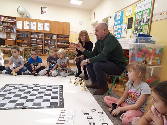 Grafika #9: Gr III Cykl lekcji instruktażowych "Gram w Szachy "z zaproszonym gościem specjalnym : Lekcja nr 1 Szachownica