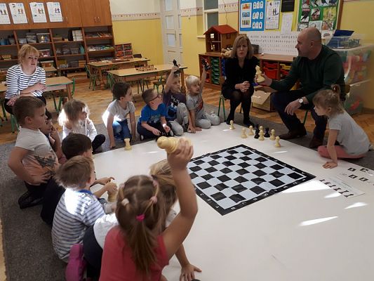 Grafika #12: Gr III Cykl lekcji instruktażowych "Gram w Szachy "z zaproszonym gościem specjalnym : Lekcja nr 1 Szachownica