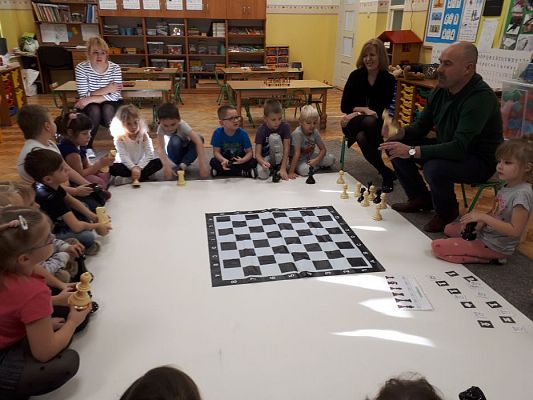 Grafika #13: Gr III Cykl lekcji instruktażowych "Gram w Szachy "z zaproszonym gościem specjalnym : Lekcja nr 1 Szachownica