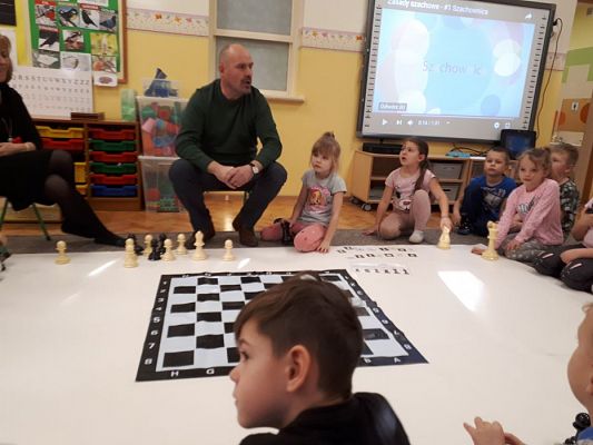 Grafika #14: Gr III Cykl lekcji instruktażowych "Gram w Szachy "z zaproszonym gościem specjalnym : Lekcja nr 1 Szachownica