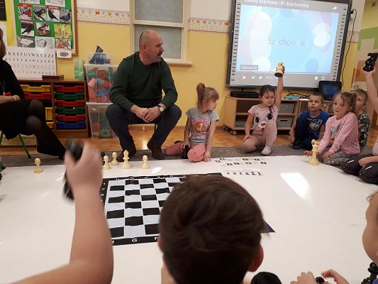 Grafika #15: Gr III Cykl lekcji instruktażowych "Gram w Szachy "z zaproszonym gościem specjalnym : Lekcja nr 1 Szachownica