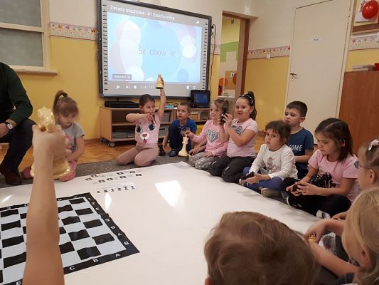 Grafika #16: Gr III Cykl lekcji instruktażowych "Gram w Szachy "z zaproszonym gościem specjalnym : Lekcja nr 1 Szachownica