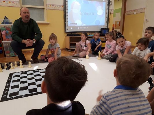 Grafika #17: Gr III Cykl lekcji instruktażowych "Gram w Szachy "z zaproszonym gościem specjalnym : Lekcja nr 1 Szachownica