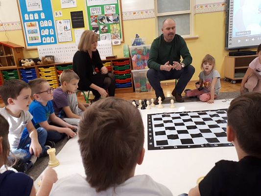 Grafika #18: Gr III Cykl lekcji instruktażowych "Gram w Szachy "z zaproszonym gościem specjalnym : Lekcja nr 1 Szachownica