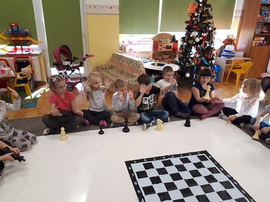 Grafika #20: Gr III Cykl lekcji instruktażowych "Gram w Szachy "z zaproszonym gościem specjalnym : Lekcja nr 1 Szachownica