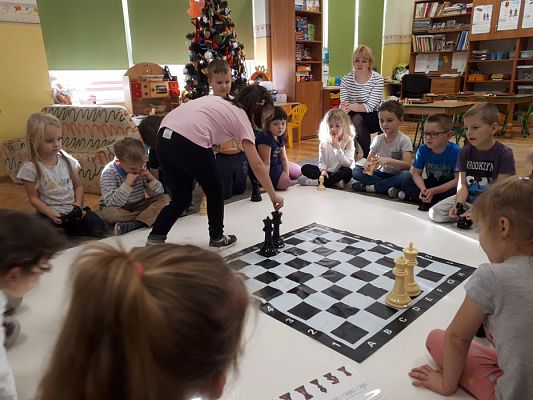 Grafika #24: Gr III Cykl lekcji instruktażowych "Gram w Szachy "z zaproszonym gościem specjalnym : Lekcja nr 1 Szachownica
