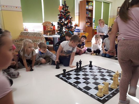 Grafika #28: Gr III Cykl lekcji instruktażowych "Gram w Szachy "z zaproszonym gościem specjalnym : Lekcja nr 1 Szachownica