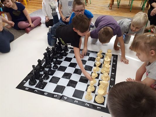 Grafika #36: Gr III Cykl lekcji instruktażowych "Gram w Szachy "z zaproszonym gościem specjalnym : Lekcja nr 1 Szachownica