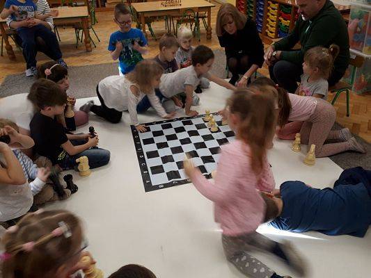 Grafika #37: Gr III Cykl lekcji instruktażowych "Gram w Szachy "z zaproszonym gościem specjalnym : Lekcja nr 1 Szachownica