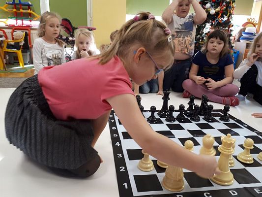 Grafika #40: Gr III Cykl lekcji instruktażowych "Gram w Szachy "z zaproszonym gościem specjalnym : Lekcja nr 1 Szachownica