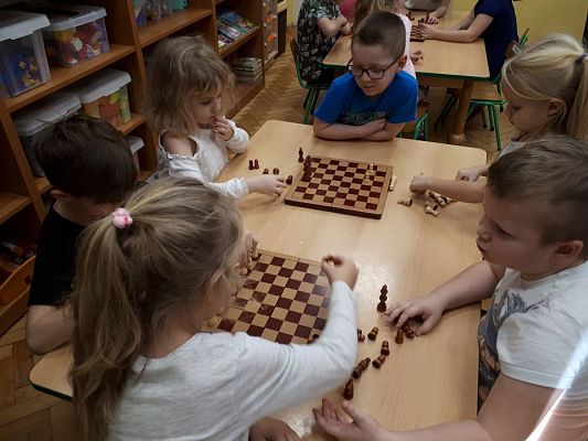 Grafika #42: Gr III Cykl lekcji instruktażowych "Gram w Szachy "z zaproszonym gościem specjalnym : Lekcja nr 1 Szachownica