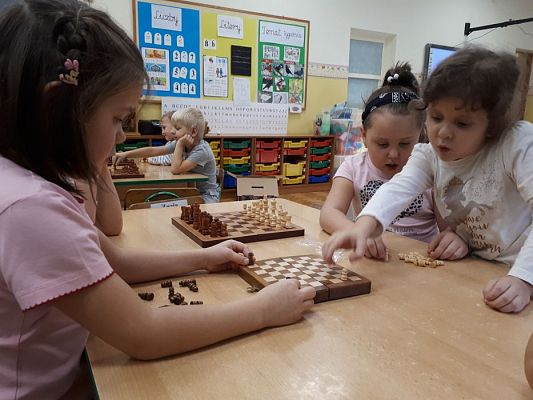 Grafika #54: Gr III Cykl lekcji instruktażowych "Gram w Szachy "z zaproszonym gościem specjalnym : Lekcja nr 1 Szachownica