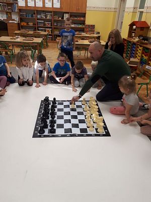 Grafika #55: Gr III Cykl lekcji instruktażowych "Gram w Szachy "z zaproszonym gościem specjalnym : Lekcja nr 1 Szachownica