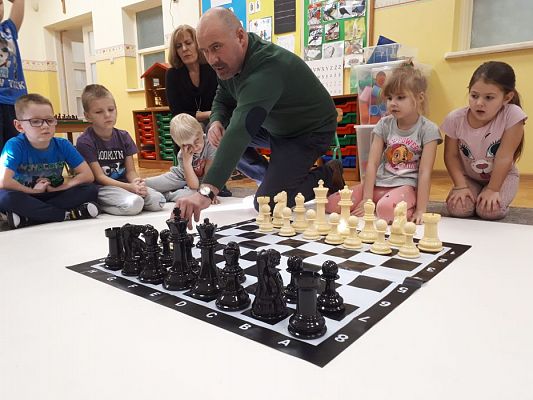 Grafika #56: Gr III Cykl lekcji instruktażowych "Gram w Szachy "z zaproszonym gościem specjalnym : Lekcja nr 1 Szachownica