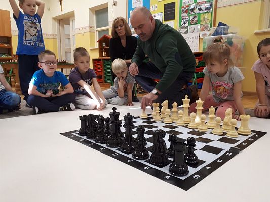 Grafika #57: Gr III Cykl lekcji instruktażowych "Gram w Szachy "z zaproszonym gościem specjalnym : Lekcja nr 1 Szachownica