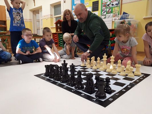 Grafika #58: Gr III Cykl lekcji instruktażowych "Gram w Szachy "z zaproszonym gościem specjalnym : Lekcja nr 1 Szachownica