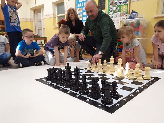 Grafika #59: Gr III Cykl lekcji instruktażowych "Gram w Szachy "z zaproszonym gościem specjalnym : Lekcja nr 1 Szachownica