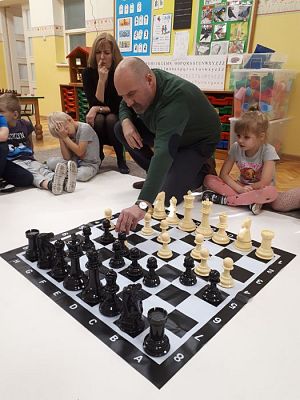 Grafika #60: Gr III Cykl lekcji instruktażowych "Gram w Szachy "z zaproszonym gościem specjalnym : Lekcja nr 1 Szachownica