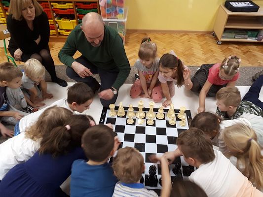 Grafika #65: Gr III Cykl lekcji instruktażowych "Gram w Szachy "z zaproszonym gościem specjalnym : Lekcja nr 1 Szachownica