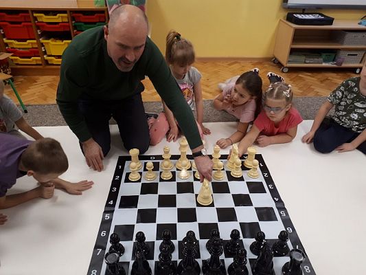 Grafika #68: Gr III Cykl lekcji instruktażowych "Gram w Szachy "z zaproszonym gościem specjalnym : Lekcja nr 1 Szachownica