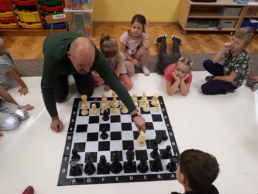 Grafika #70: Gr III Cykl lekcji instruktażowych "Gram w Szachy "z zaproszonym gościem specjalnym : Lekcja nr 1 Szachownica