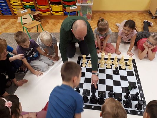 Grafika #71: Gr III Cykl lekcji instruktażowych "Gram w Szachy "z zaproszonym gościem specjalnym : Lekcja nr 1 Szachownica