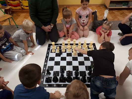 Grafika #73: Gr III Cykl lekcji instruktażowych "Gram w Szachy "z zaproszonym gościem specjalnym : Lekcja nr 1 Szachownica