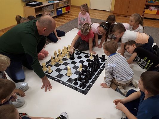 Grafika #75: Gr III Cykl lekcji instruktażowych "Gram w Szachy "z zaproszonym gościem specjalnym : Lekcja nr 1 Szachownica