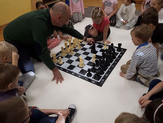 Grafika #77: Gr III Cykl lekcji instruktażowych "Gram w Szachy "z zaproszonym gościem specjalnym : Lekcja nr 1 Szachownica