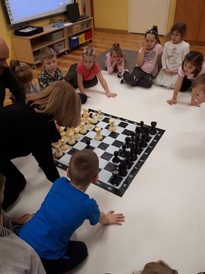 Grafika #78: Gr III Cykl lekcji instruktażowych "Gram w Szachy "z zaproszonym gościem specjalnym : Lekcja nr 1 Szachownica