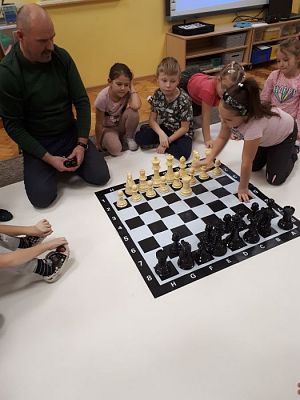 Grafika #79: Gr III Cykl lekcji instruktażowych "Gram w Szachy "z zaproszonym gościem specjalnym : Lekcja nr 1 Szachownica